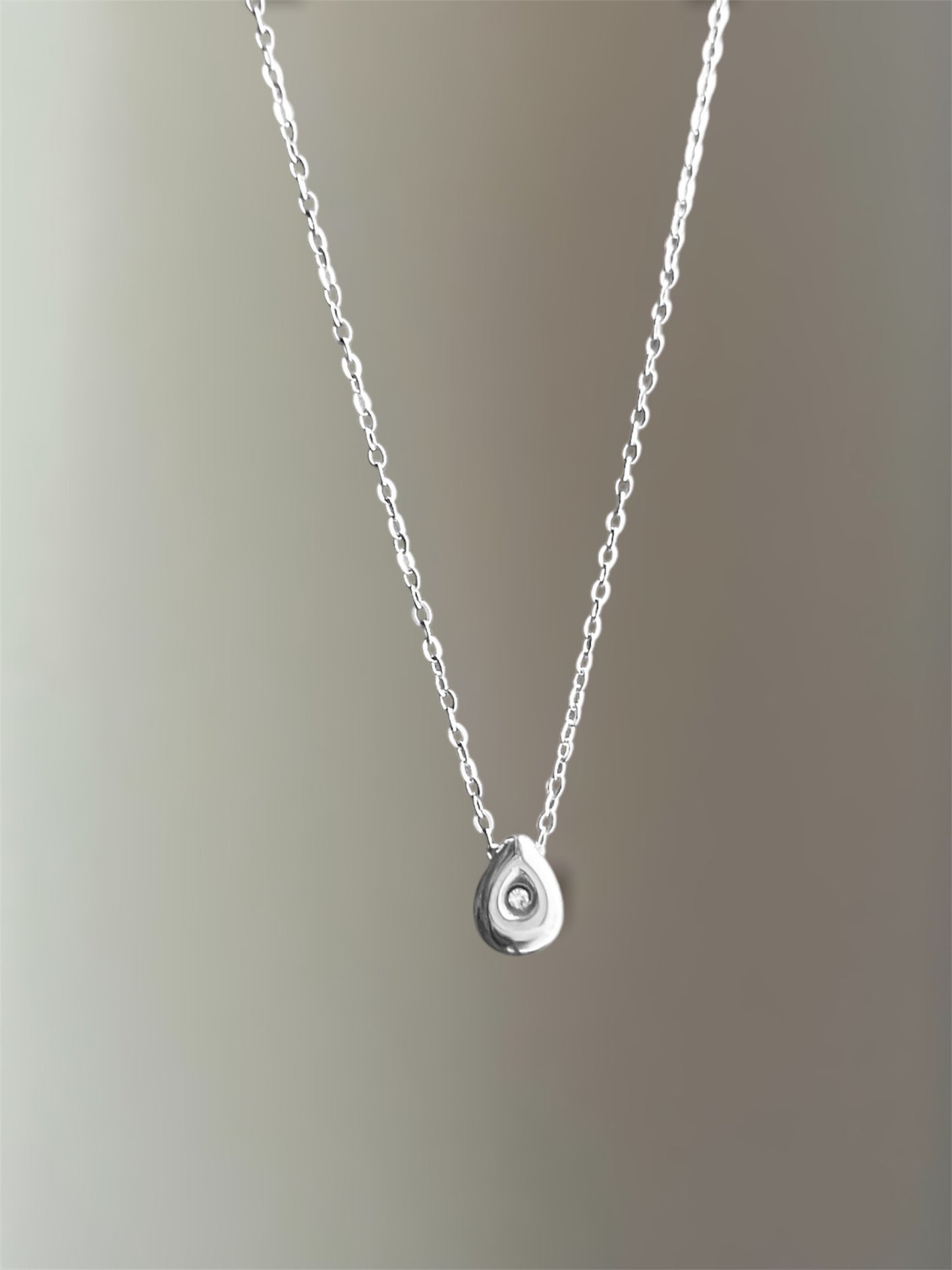 "Tear drop" ogrlica